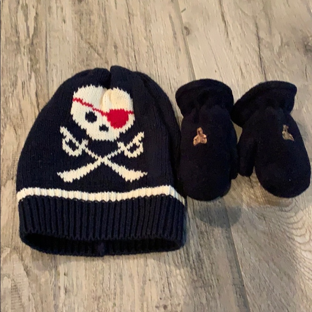 EUC Bundle of Gap knit hat and fleece mittens